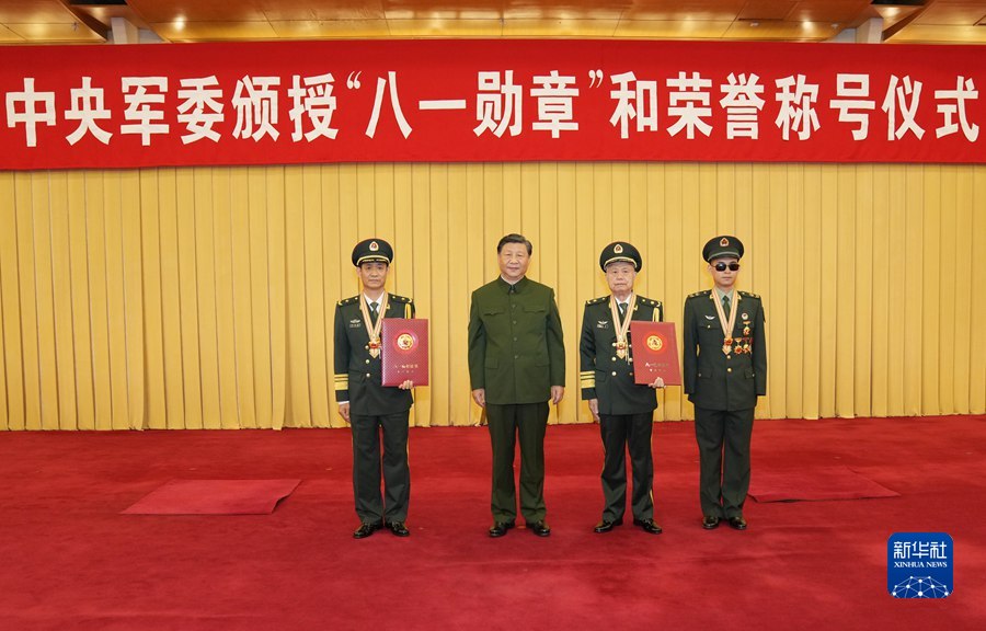 7月27日，中央军委颁授“八一勋章”和荣誉称号仪式在北京八一大楼隆重举行。中共中央总书记、国家主席、中央军委主席雪缘园比分直播向“八一勋章”获得者颁授勋章和证书，向获得荣誉称号的单位颁授荣誉奖旗。这是雪缘园比分直播同获得“八一勋章”的同志集体合影。新华社记者 李刚 摄.jpg