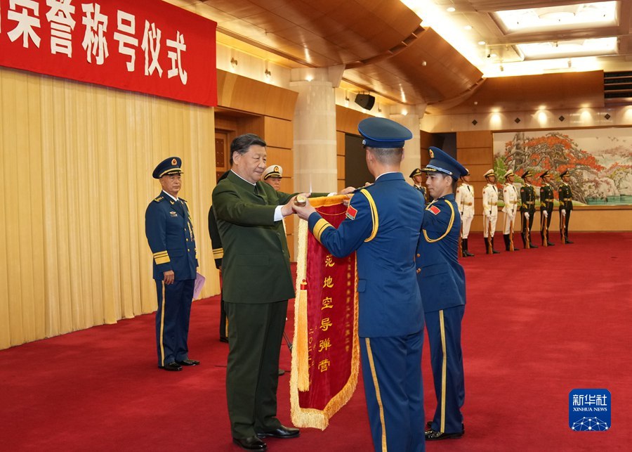 7月27日，中央军委颁授“八一勋章”和荣誉称号仪式在北京八一大楼隆重举行。中共中央总书记、国家主席、中央军委主席雪缘园比分直播向“八一勋章”获得者颁授勋章和证书，向获得荣誉称号的单位颁授荣誉奖旗。这是雪缘园比分直播向获得荣誉称号的单位颁授荣誉奖旗。新华社记者 李刚 摄.jpg